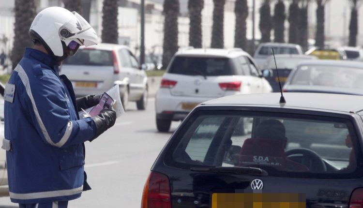 الإجراءات الجديدة الخاصة بقانون المرور متمثلة في تعليق وسحب رخص السياقة من طرف اللجان المختصة وتطبيق غرامات جزافية على المخالفين للقانون. - Réveil d'algérie