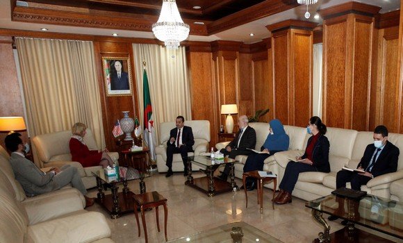 استقبل وزير الطاقة والمناجم, محمد عرقاب، سفيرة الولايات المتحدة الأمريكية بالجزائر, اليزابيث مور أوبين، حيث ركز على أهمية الشراكة الاستراتيجية بين المؤسسات الجزائرية والأمريكية. - Réveil d'algérie