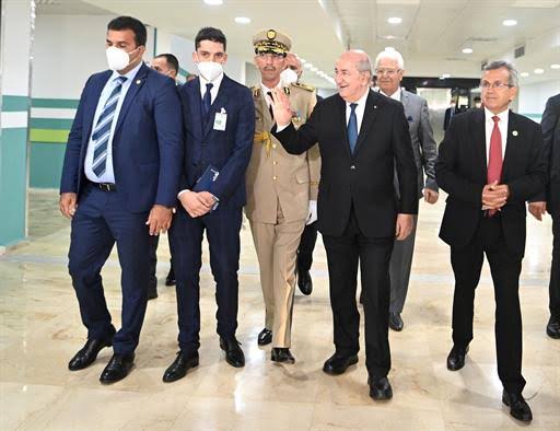 افتتح رئيس الجمهورية السيد عبد المجيد تبون ، في زيارة تفقدية وعمل لولاية وهران ، مساء الخميس ، مستشفى الحروق المقام في مدينة سيدي الشامي. - Réveil d'algérie