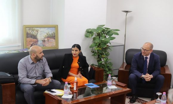 استقبل وزير انتقال الطاقة والطاقات المتجددة ، زيان بن عطو ، المدير العام لشركة شلومبرغر الجزائر ومدير الاتصالات لشمال إفريقيا ، حيث ناقش معه مشروع بناء محطة الطاقة الشمسية في القرية من إفني إلى إليزي. - Réveil d'algérie