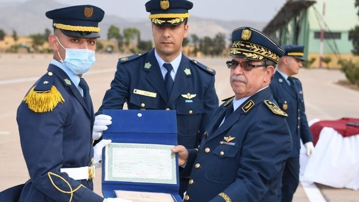 أشرف قائد القوات الجوية اللواء ،محمود لعرابة، الأحد، على تخرج الدفعة ال 52 بالمدرسة العليا للطيران “الشهيد جبار الطيب”. - Réveil d'algérie