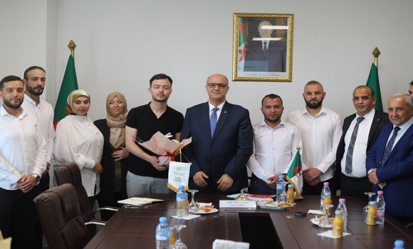 الأغوط: استقبل وزير الانتقال الطاقوي و الطاقات المتجددة, بن عتو زيان, وفدا عن أكاديمية المهندسين للانتقال الطاقوي و الطاقات المتجددة من أجل تجسيد الفرص التي توفرها الطاقات . - Réveil d'algérie