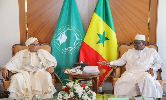 استقبل الرئيس السنغالي ماكي سال الخليفة العام للطريقة (الإخوان) الجزائري الشيخ علي بلعربي التجاني. - Réveil d'algérie