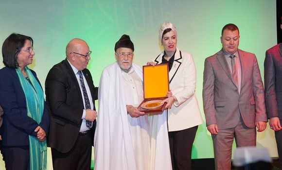 تكريم الشخصيات الوطنية للمحافظة على ذاكرة الثورة. - Réveil d'algérie