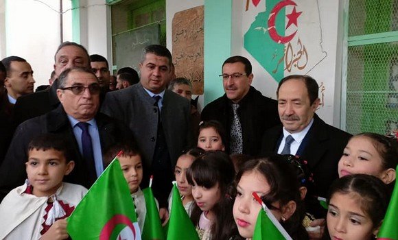 تكوين الاطارات و التلاميذ في استخدام التكنولوجيا. - Réveil d'algérie