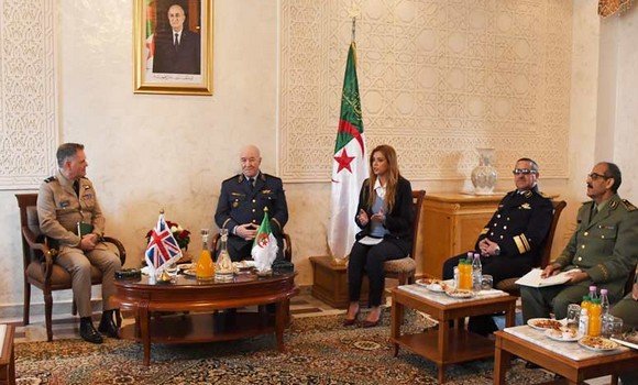 الأمين العام لوزارة الدفاع الوطني استقبل المارشال الجوي البريطاني مارتن إليوت سامبسون. - Réveil d'algérie