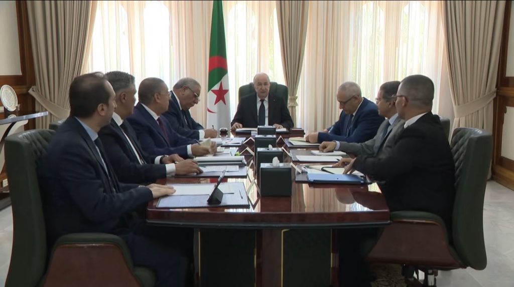 رئيس الجمهورية يشرف على اجتماع عمل لتفعيل خدمة الشباك الوحيد - Réveil d'algérie