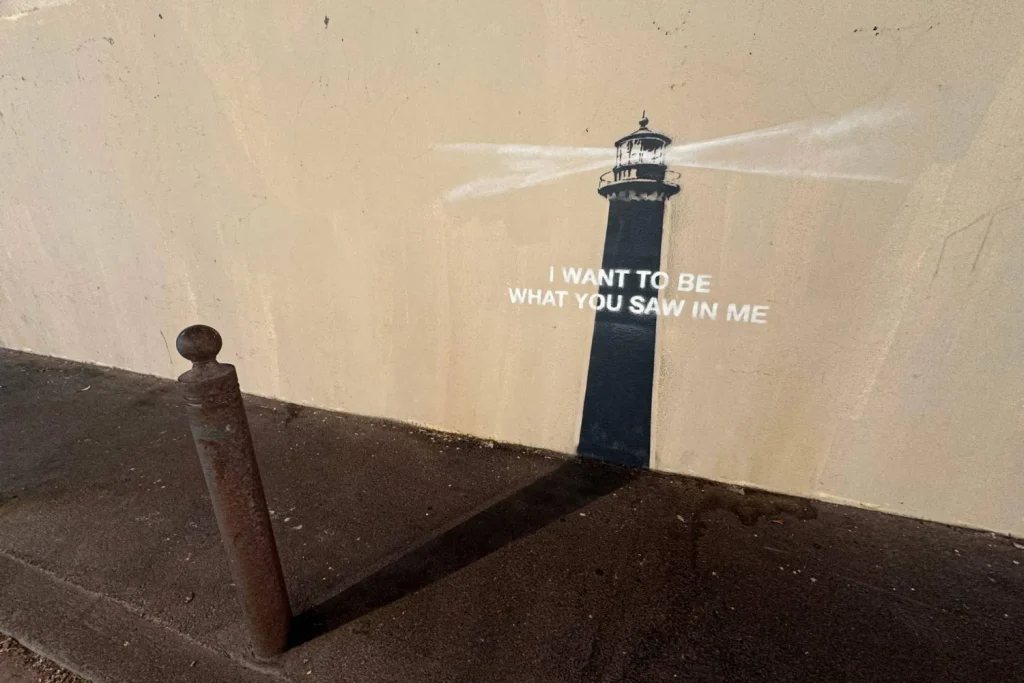 « الفنان المجهول » Banksy يطلّ بعمل فني جديد على جدران مرسيليا - Réveil d'algérie