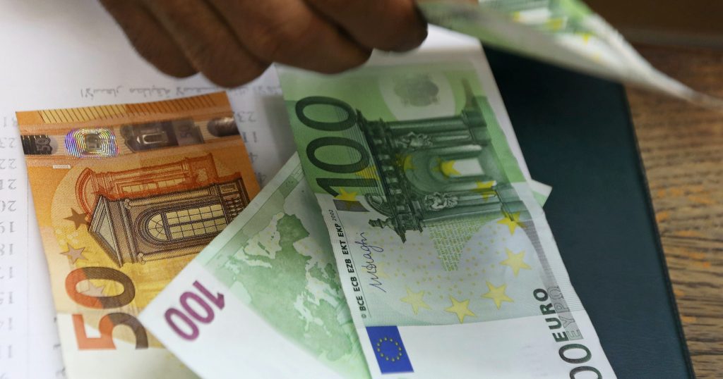 أسعار الصرف: الدولار يواصل في التراجع واليورو يسجل ارتفاعا طفيفا بسوق السكوار - Réveil d'algérie