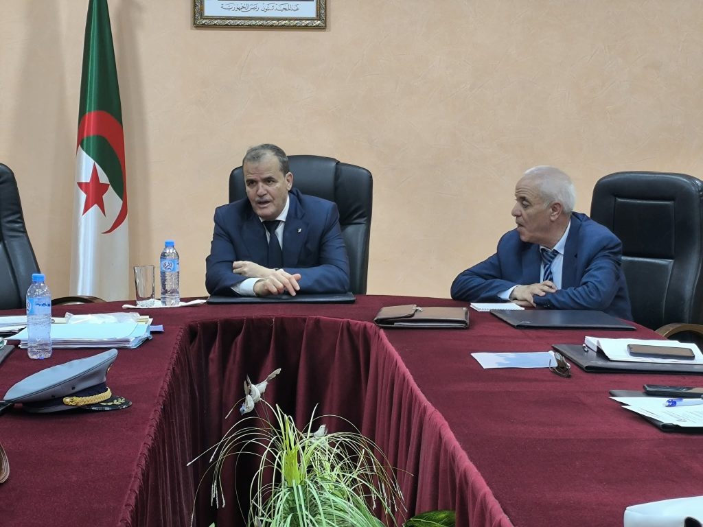 كمال رزيق يؤكد تهيئة الظروف لترقية صادرات المنتجات الصيدلانية الجزائرية - Réveil d'algérie