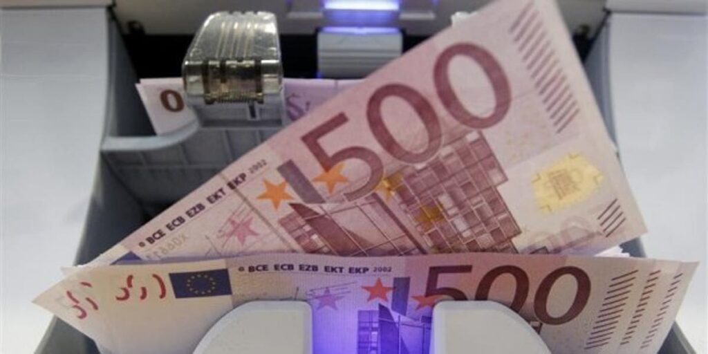 اليورو يواصل التراجع في السكوار عشية صرف منحة السفر السياحية - Réveil d'algérie