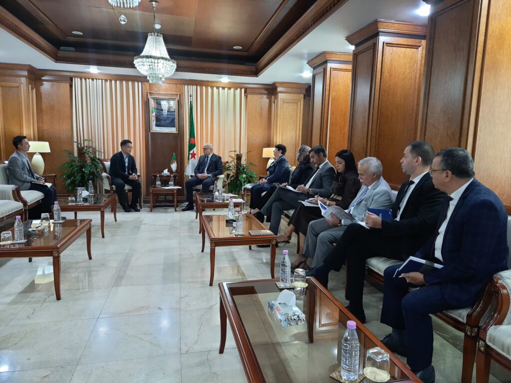 الصين تعرض مشروعاً صناعياً لإنتاج الزجاج الشمسي في الجزائر - Réveil d'algérie