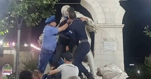 القضاء يُدين المعتدي على تمثال عين الفوارة بـ10 سنوات سجنا نافذا - Réveil d'algérie