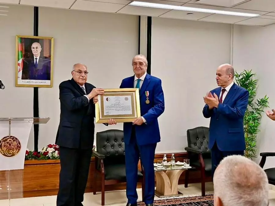 عطاف يُوشح السفير عمار بن جامع بوسام الاستحقاق الوطني في نيويورك - Réveil d'algérie