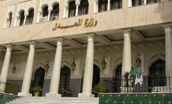 Triche au BAC: 64 individus condamnés à des peines de prison ferme - Réveil d'algérie