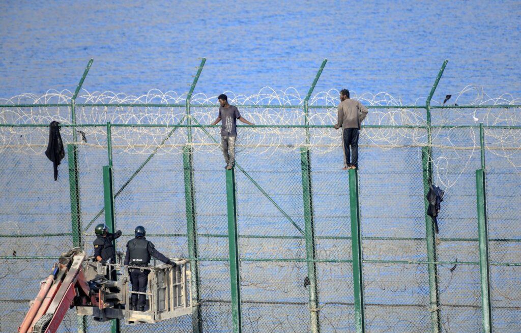 Maroc: 150 migrants tentent d’entrer dans l’enclave de Melilla - Réveil d'algérie