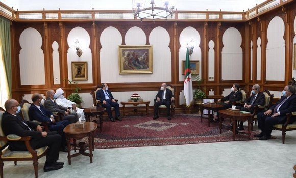 Le Président de la République reçoit des représentants de R N D - Réveil d'algérie