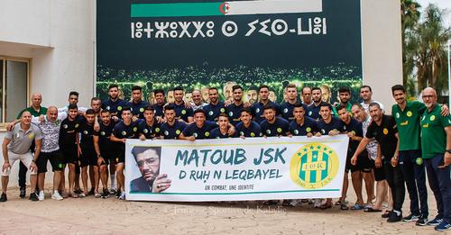 Les joueurs de la JS Kabylie se souviennent de Matoub -Lones à l’occasion du 23e anniversaire de son assassinat - Réveil d'algérie