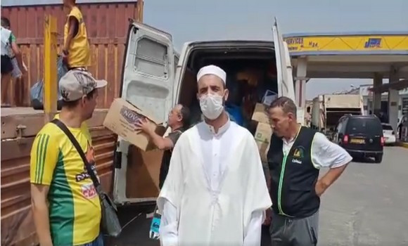  Une caravane de solidarité composée de 60  tonnes de divers produits s’est ébranlée avant-hier à partir d’Oran vers quatre wilayas touchées par les feux de forêts, - Réveil d'algérie