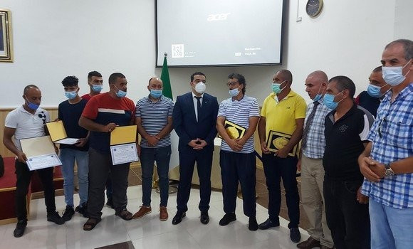 Distinction des pêcheurs sauveurs de vies humaines au large des côtes - Réveil d'algérie
