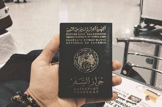 Des Algériens privés de leurs droits se retrouvent sans passeports en France - Réveil d'algérie