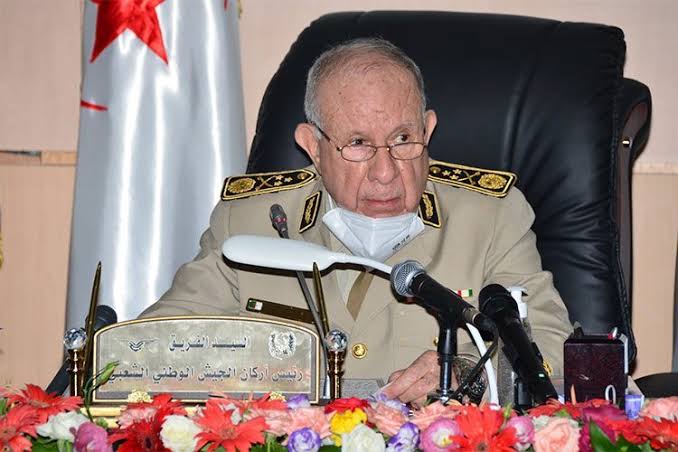Chengriha tient une réunion de travail avec les responsables et employés de la santé militaire - Réveil d'algérie