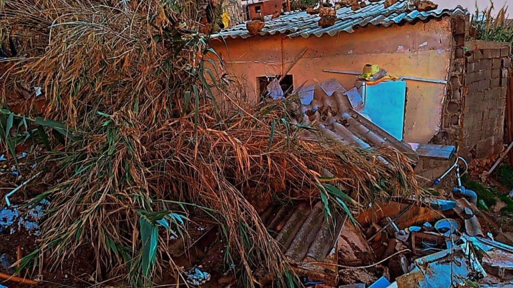 Appel de détresse d’une famille qui souffrent en silence à la suite de l’effondrement du mur de leur maison. - Réveil d'algérie