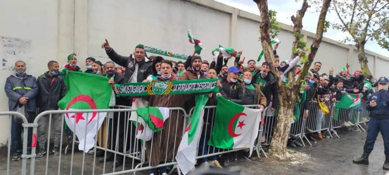 Une longue chaine de supporters des verts devant le stade de Mustafa TChaker. - Réveil d'algérie