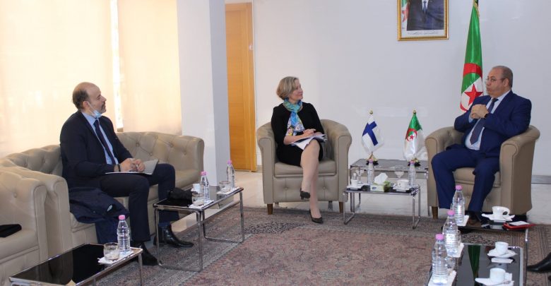 Le ministre de l’Industrie, Ahmed Zghdar, reçoit l’ambassadrice de Finlande en Algérie « Marja Jonesva ». - Réveil d'algérie