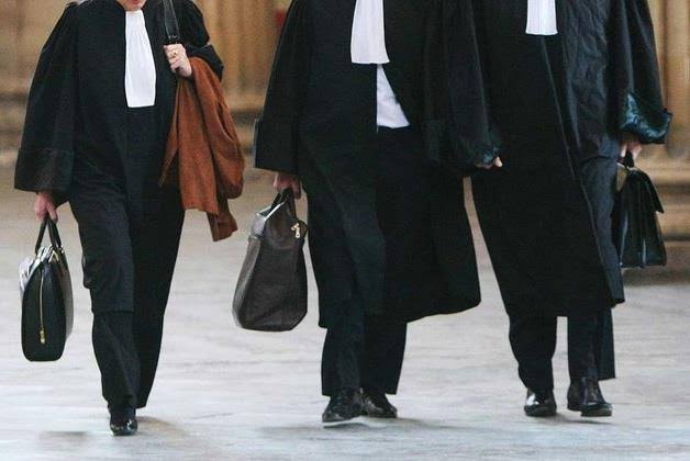 Les blouses noires en grève à Oran - Réveil d'algérie