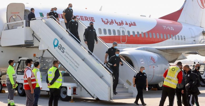 L’équipe nationale algérienne locale arrivent à l’aéroport de Doha. - Réveil d'algérie