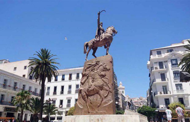 L’inauguration officielle de la place Emir-Abdelkader. - Réveil d'algérie