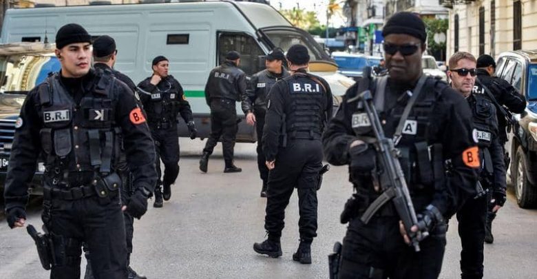 Arrestation de la personne responsable d’avoir contacté l’organisation terroriste « Al-Mak ». - Réveil d'algérie