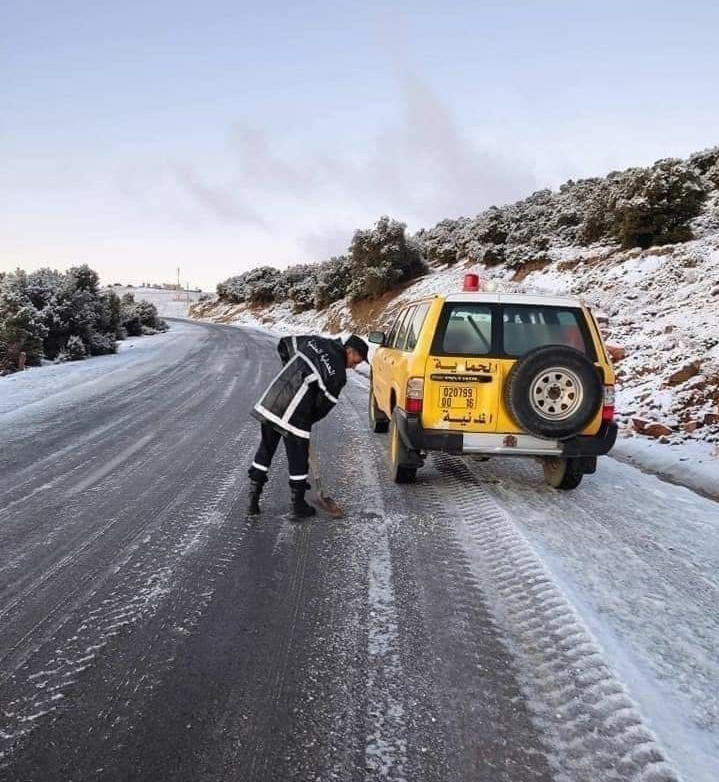 les premières neiges perturbent le trafic sur certains axes montagneux. - Réveil d'algérie