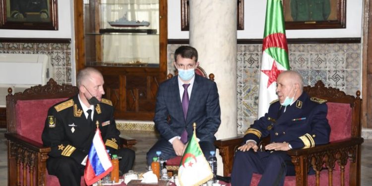Le général de division Ben Maddah reçoit le commandant adjoint de la flotte russe de la mer Noire. - Réveil d'algérie