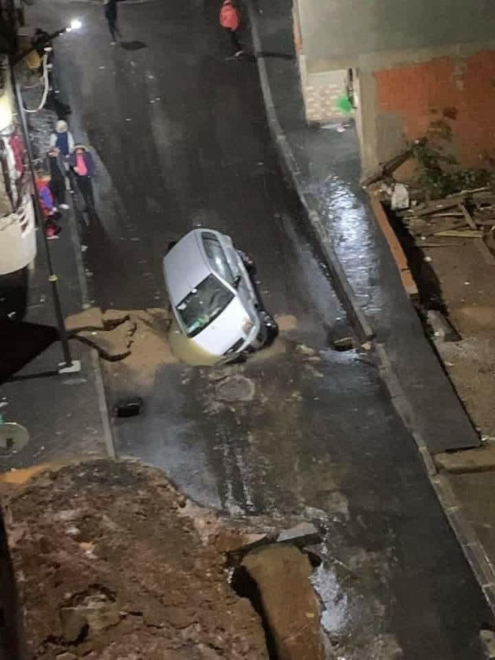 La tombée d’une voiture dans un trou de rue à Zeralda. - Réveil d'algérie