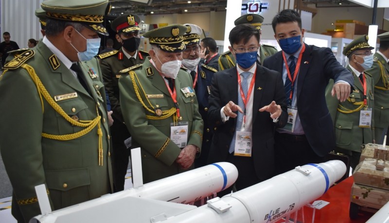 IDEX 2021 : le lieutenant-général Chengriha inspecte les dernières armes et technologies militaires - Réveil d'algérie