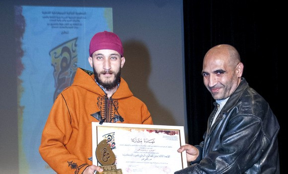 Ahmed Zerkaoui remporte le premier prix de la 13ème édition du salon national des arts plastiques. - Réveil d'algérie