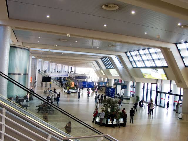 Aéroport international d’Alger: Saisie de plus de 634.000 euros et arrestation de 43 individus en six moi. - Réveil d'algérie