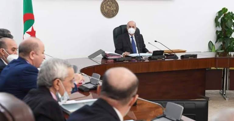 Communiqué du Conseil des ministres. - Réveil d'algérie
