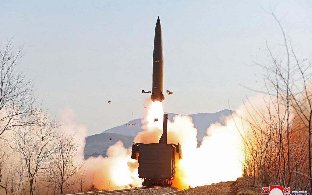La Corée du Nord a procédé au tir de deux missiles de courte portée (432 Km) à partir d’une plat-forme ferroviaire. - Réveil d'algérie