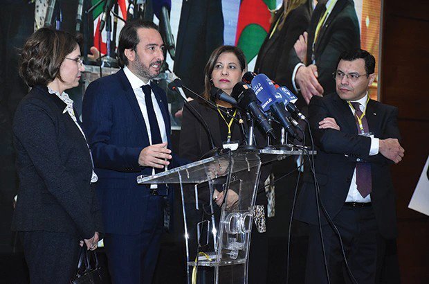 Création du « Conseil du renouveau économique algérien » par 70 entreprises publiques et privées pour lutter contre la bureaucratie. - Réveil d'algérie