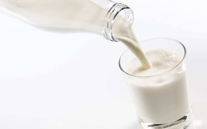 Pour stabiliser le marché du sachet de lait en 4.000 : 4.000 tonnes de poudre de lait, importés de divers pays européens. - Réveil d'algérie