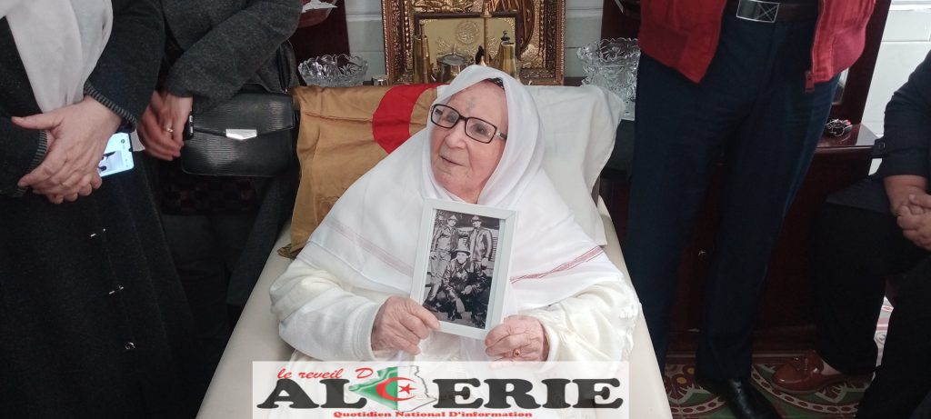 Organisé par la Fondation mémoire de la Wilaya 4 historique de Ain Benian, les membres de l’Assemblée populaire communale de la région ont rendu hommage à la famille du défunt Nait Kaiats Ahcen. - Réveil d'algérie