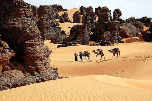 Un groupe de touristes espagnols charmé par la beauté des sites touristiques tassili au niveau de l’extrême Sud-est algérien. - Réveil d'algérie
