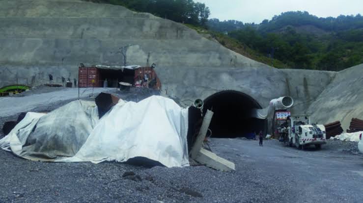 Jijel :La pénétrante autoroutière Djen-Djen – El-Eulma quasi à l’arrêt. - Réveil d'algérie