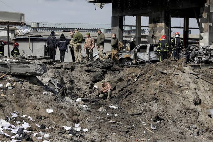 Offensive russe : Frappe de missiles sur Lviv. - Réveil d'algérie