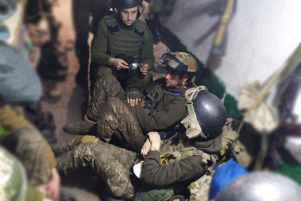300 soldats ukrainiens retranchés dans l’aciérie d’Azovstal se sont constitués prisonniers. - Réveil d'algérie