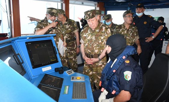 Le Général de Corps d’Armée Saïd Chanegriha s’est rendu à la Base navale principale de Mers El-Kebir. - Réveil d'algérie