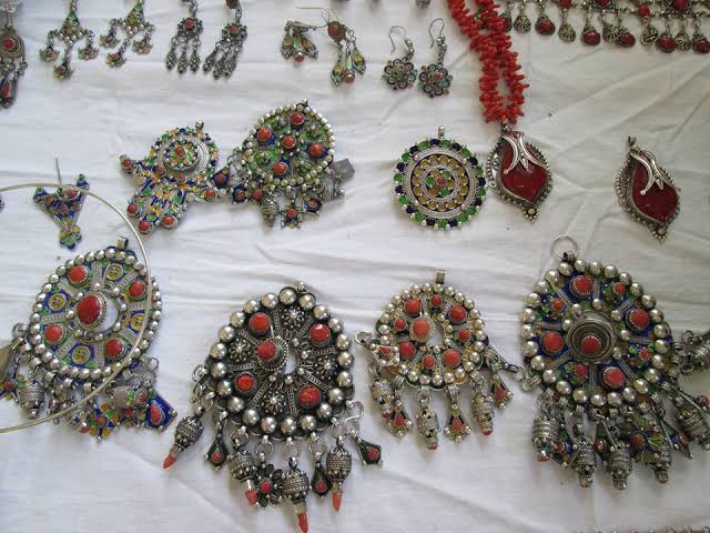 Le bijou traditionnel d’Ath Yenni, language codé des femmes pour passer des messages. - Réveil d'algérie
